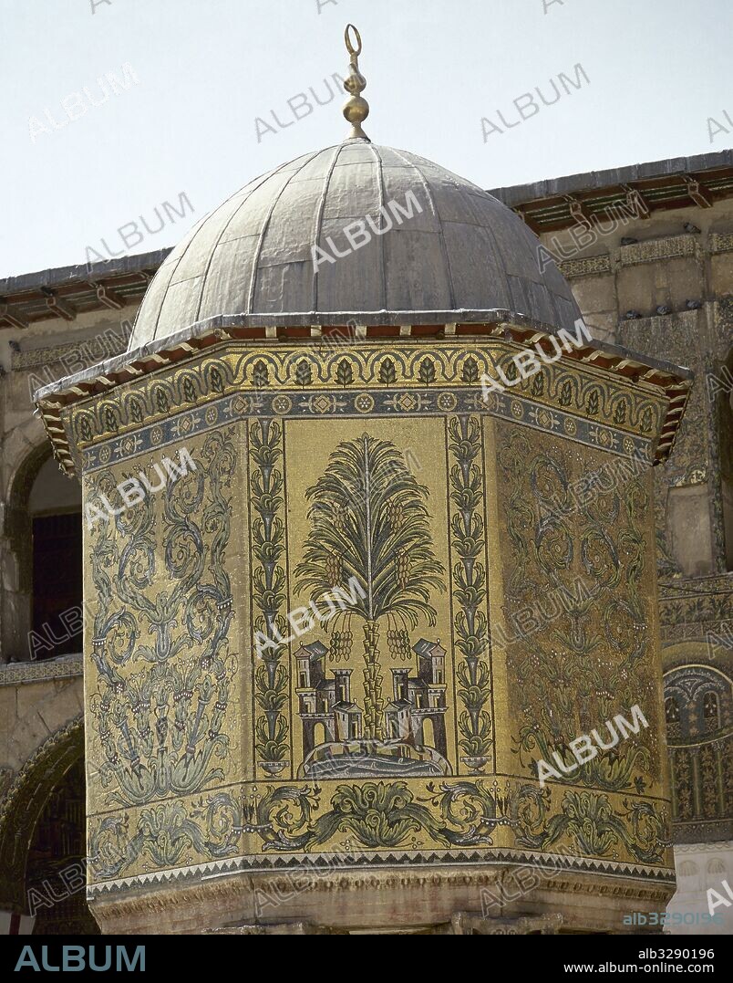 MEZQUITA DE DAMASCO. Vista del TESORO DE LA MEZQUITA OMEYA. Decorado con mosaicos de motivos vegetales, fechados en el siglo XIII. Se sostiene sobre ocho columnas corintias y su planta es octogonal. SIRIA.