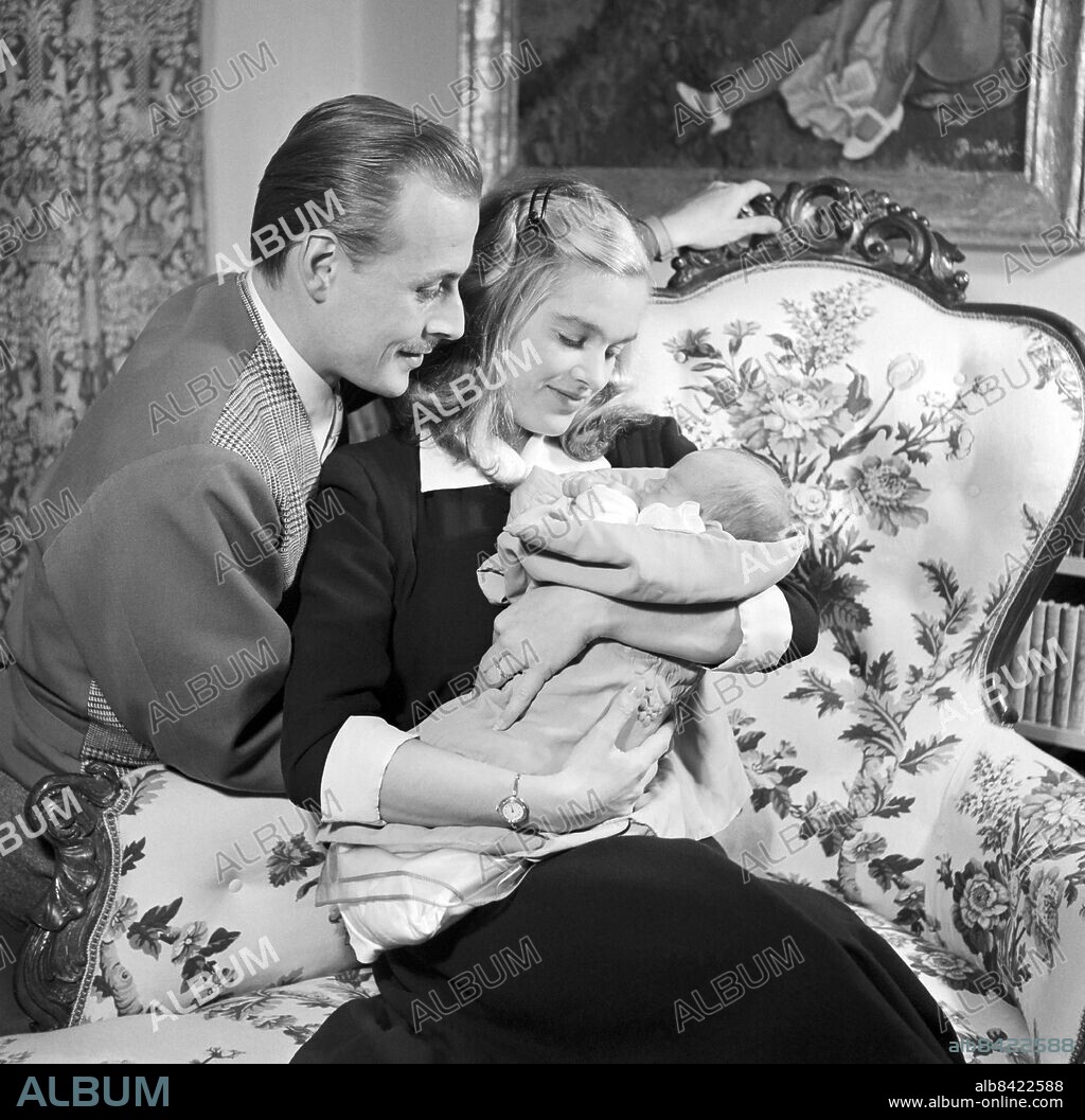 STOCKHOLM 1946 . Skådespelarparet Hasse Ekman och Eva Henning tillsammans med sin nyfödda dotter Fam.. Foto: TT Historical / kod 1900.