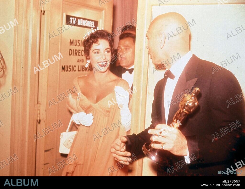 ELIZABETH TAYLOR y YUL BRYNNER. 29ª Edición de los Premios Oscar (1957). Elizabeth Taylor saluda a Yul Brynner, premiado como mejor actor por "El rey y yo". 1957