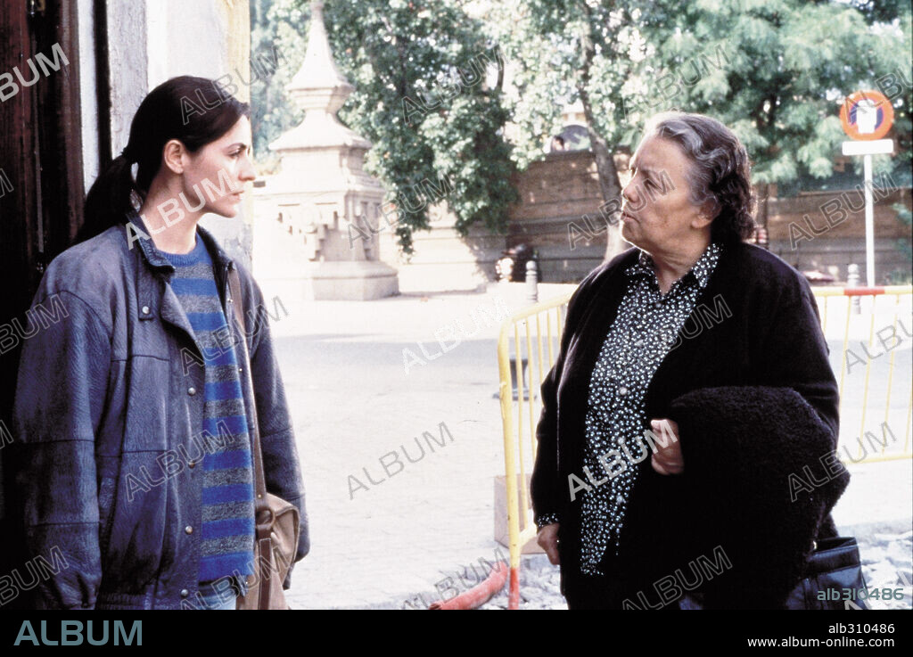 ANA FERNANDEZ y MARIA GALIANA en SOLAS, 1999, dirigida por BENITO ZAMBRANO. Copyright MAESTRANZA FILMS.