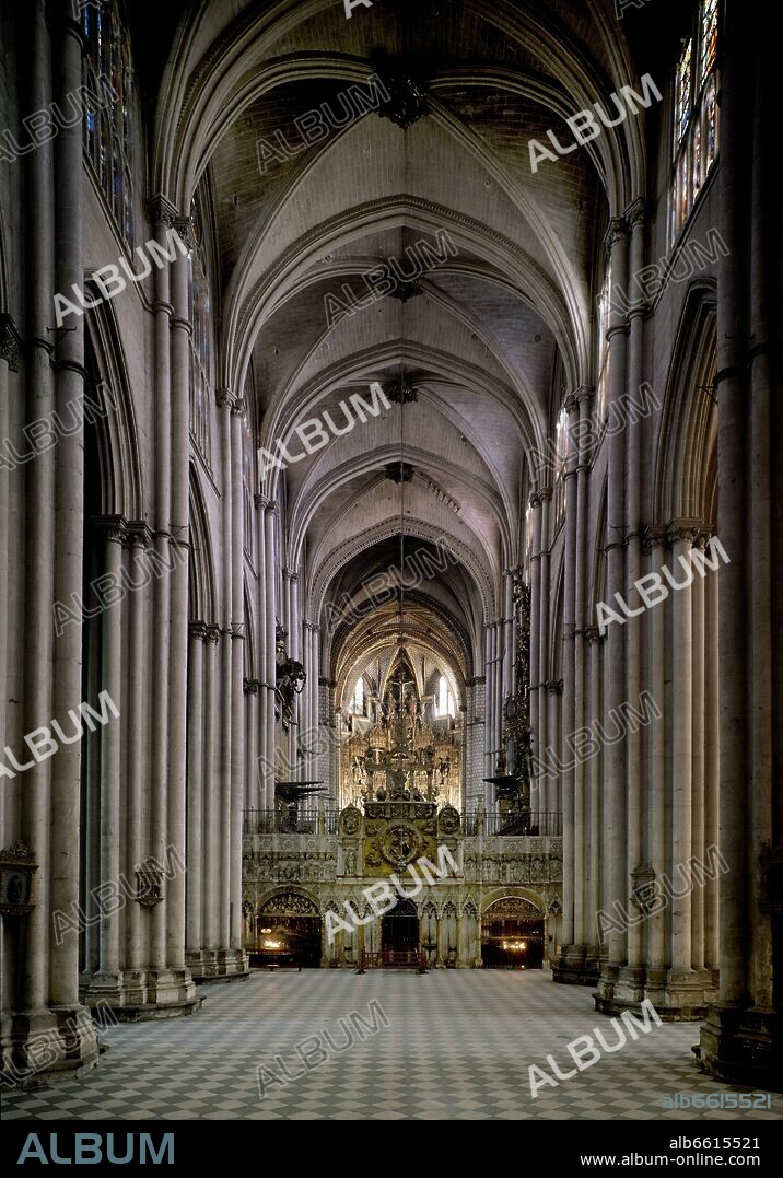 NAVE CENTRAL DE LA CATEDRAL DE TOLEDO CON EL TRASCORO EN PRIMER TERMINO.