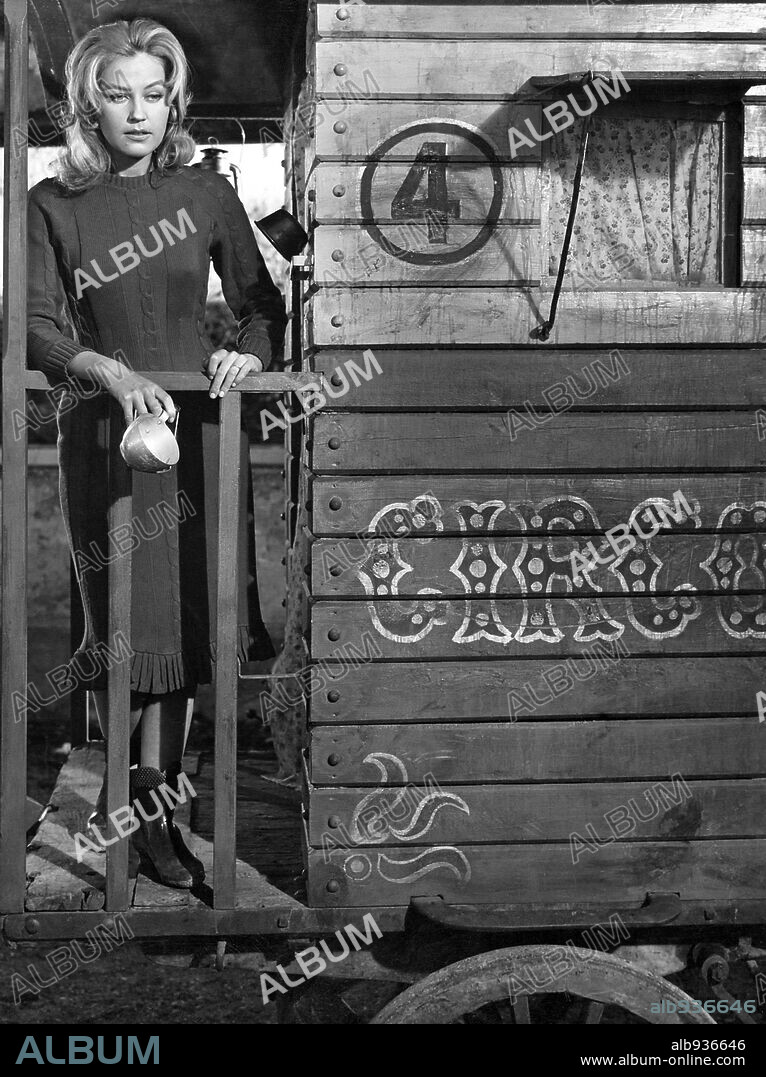 ANALIA GADE in THE CROSSROADS, 1960 (LA ENCRUCIJADA). Copyright BALCAZAR P.C.