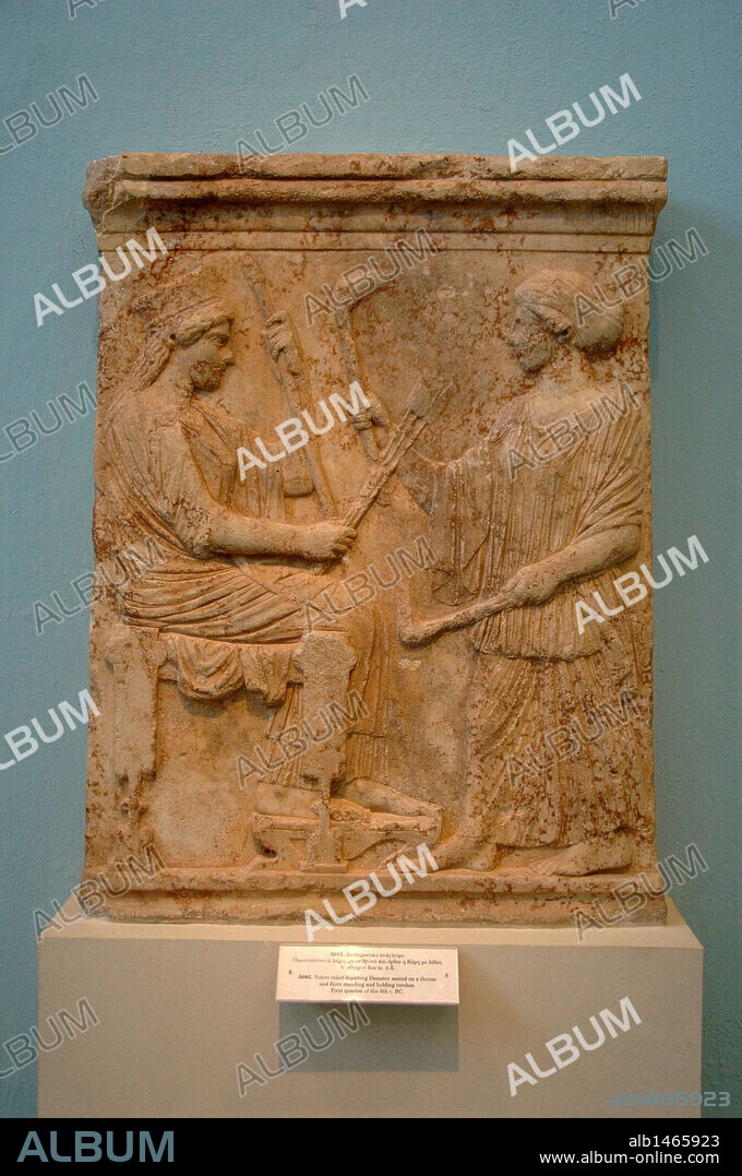 ARTE GRIEGO. GRECIA. Relieve votivo representando a DEMETER SENTADA EN UN TRONO Y KORE DE PIE SOSTENIENDO ANTORCHAS. Fechado en el primer cuarto del s. V a. C. Museo de Eleusis. Alrededores de Atenas. Grecia.