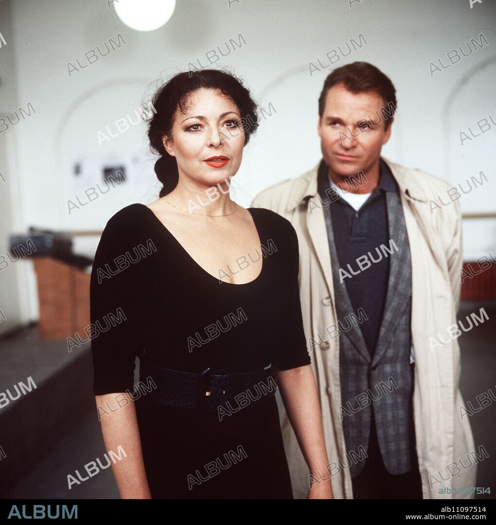 DERRICK / Death at the Edge of the Forest / GRACIA MARIA KAUS (Olga Fries), FRITZ WEPPER (Inspector Klein).