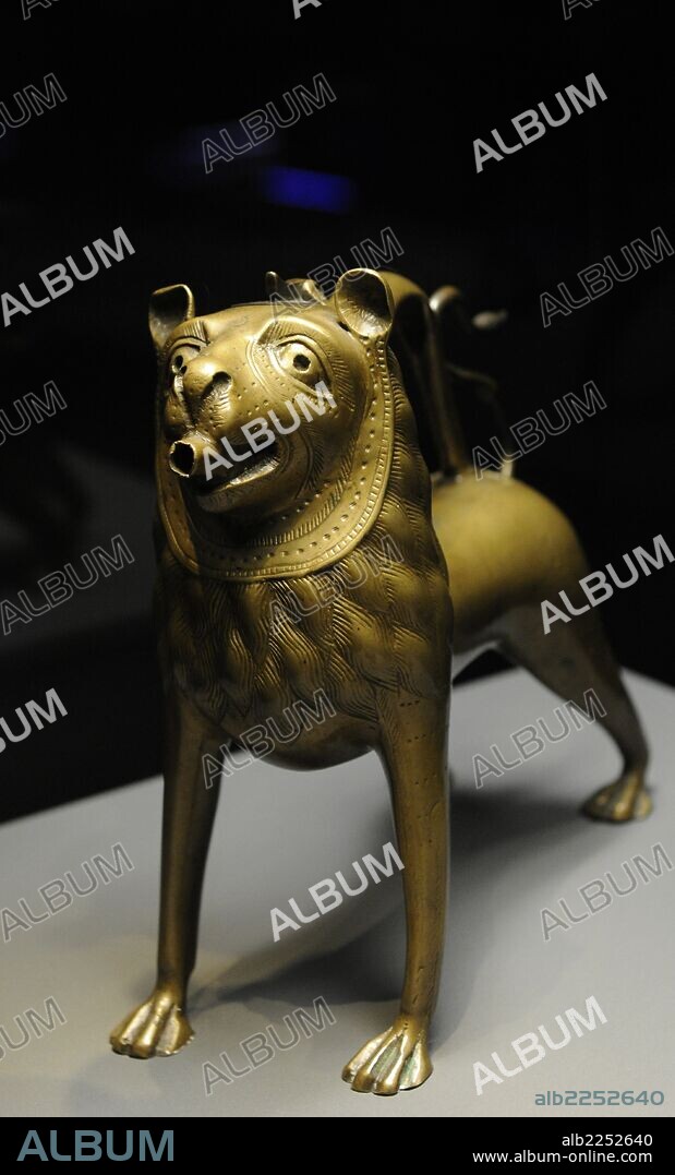 ANÓNIMO. ARTE MEDIEVAL. Holanda. SIGLO XIII-XIV. Aguamanil. Jarrra de agua utilizada por el sacerdote para lavar sus manos antes de realizar eucaristía. En la Edad Media tomaban forma de caballos, animales fantásticos o leones, como es éste caso. Rijnland?, hacia 1400. Museum Catharijneconvent. Utrecht. Paises Bajos.