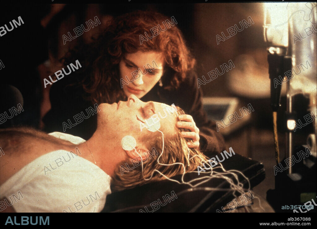 JULIA ROBERTS y KIEFER SUTHERLAND en LÍNEA MORTAL, 1990 (FLATLINERS), dirigida por JOEL SCHUMACHER. Copyright COLUMBIA PICTURES.