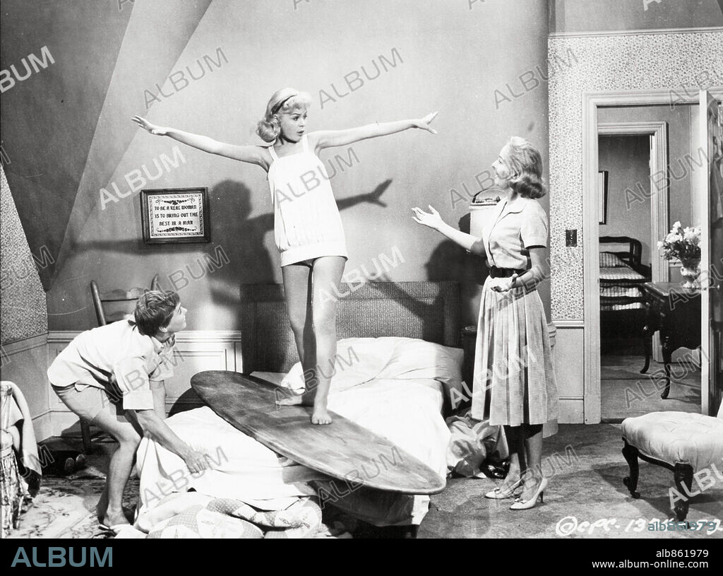 MARY LAROCHE et SANDRA DEE dans GIDGET, 1959, réalisé par PAUL WENDKOS. Copyright COLUMBIA PICTURES.