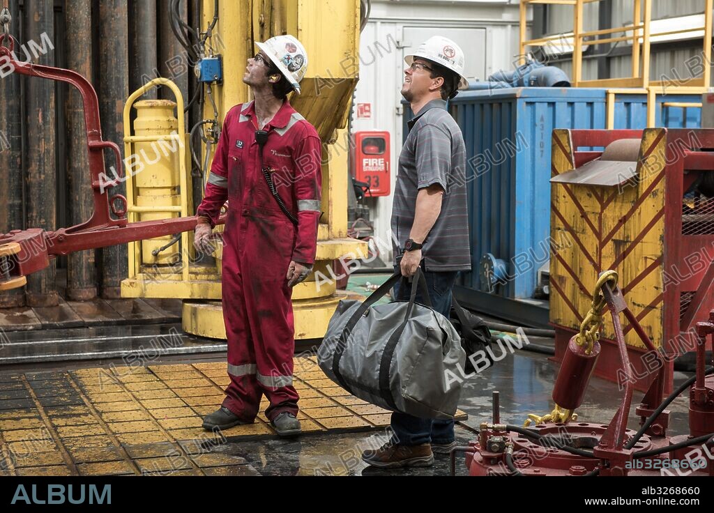 DYLAN O'BRIEN y MARK WAHLBERG en MAREA NEGRA, 2016 (DEEPWATER HORIZON), dirigida por PETER BERG. Copyright DI BONVENTURA PICTURES/IMAGENATION ABU DHABI FZ/LIONSGATE/ LEE, DAVID.