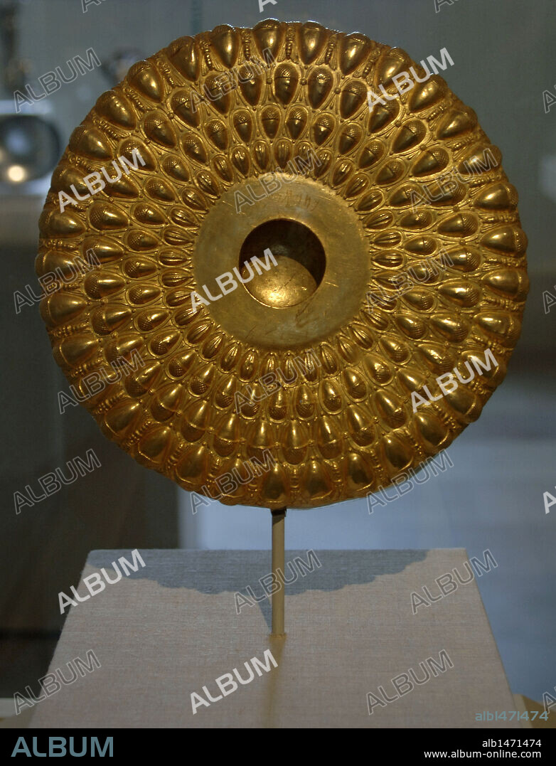 ARTE GRIEGO. PERIODO HELENISTICO. 'PHIALE', cuenco para libaciones. Oro repujado. S. IV-III aC (S. IV aC-S. III aC). Museo Metropolitano de Arte. Nueva York. Estados Unidos.