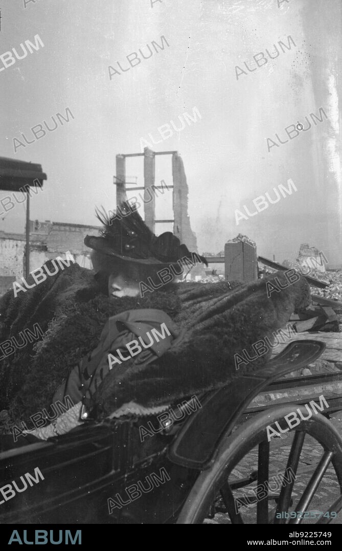 ARNOLD GENTHE. Bernhardt, Sarah, in carriage in San Francisco after the earthquake and fire of 1906, 1906 Apr.