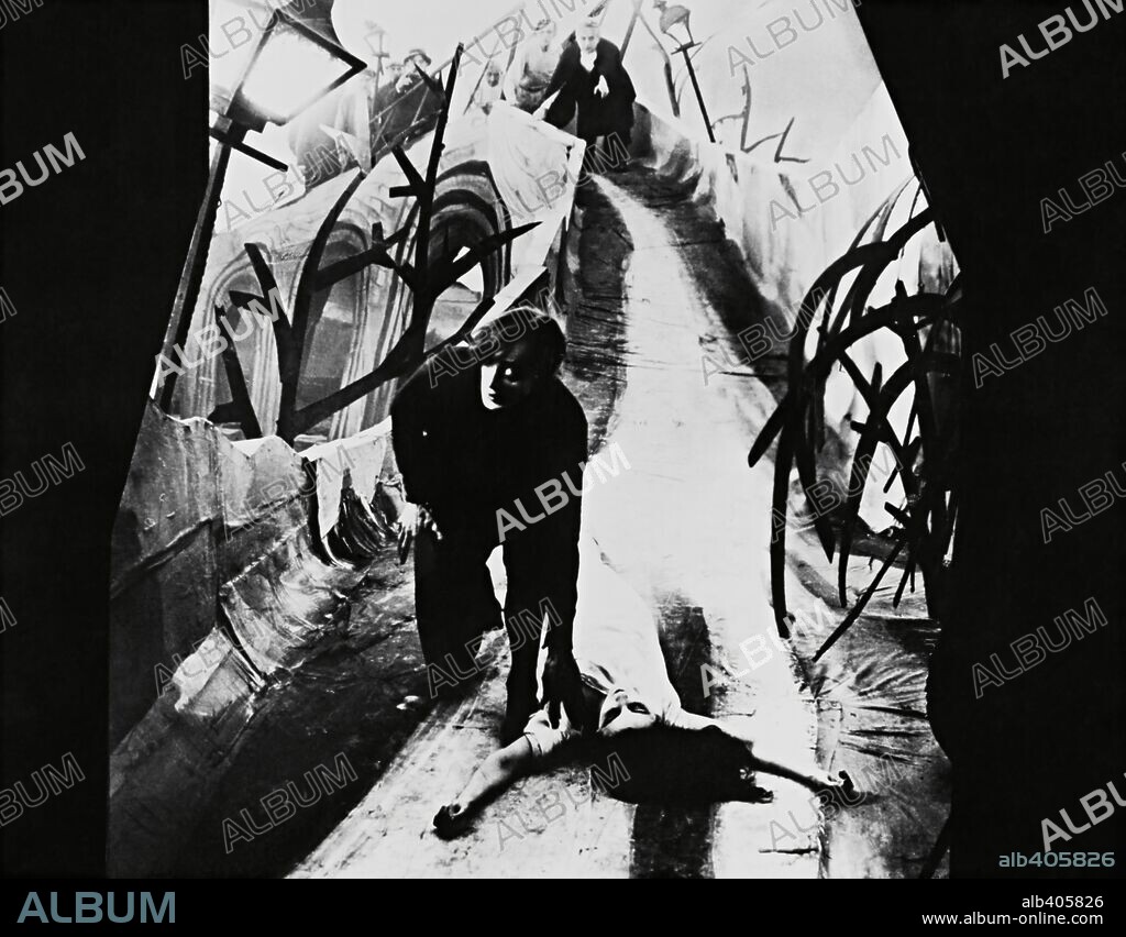 CONRAD VEIDT and LIL DAGOVER in THE CABINET OF DR. CALIGARI, 1920 (DAS CABINET DES DR. CALIGARI), directed by ROBERT WIENE. Copyright DECLA-BIOSKOP.