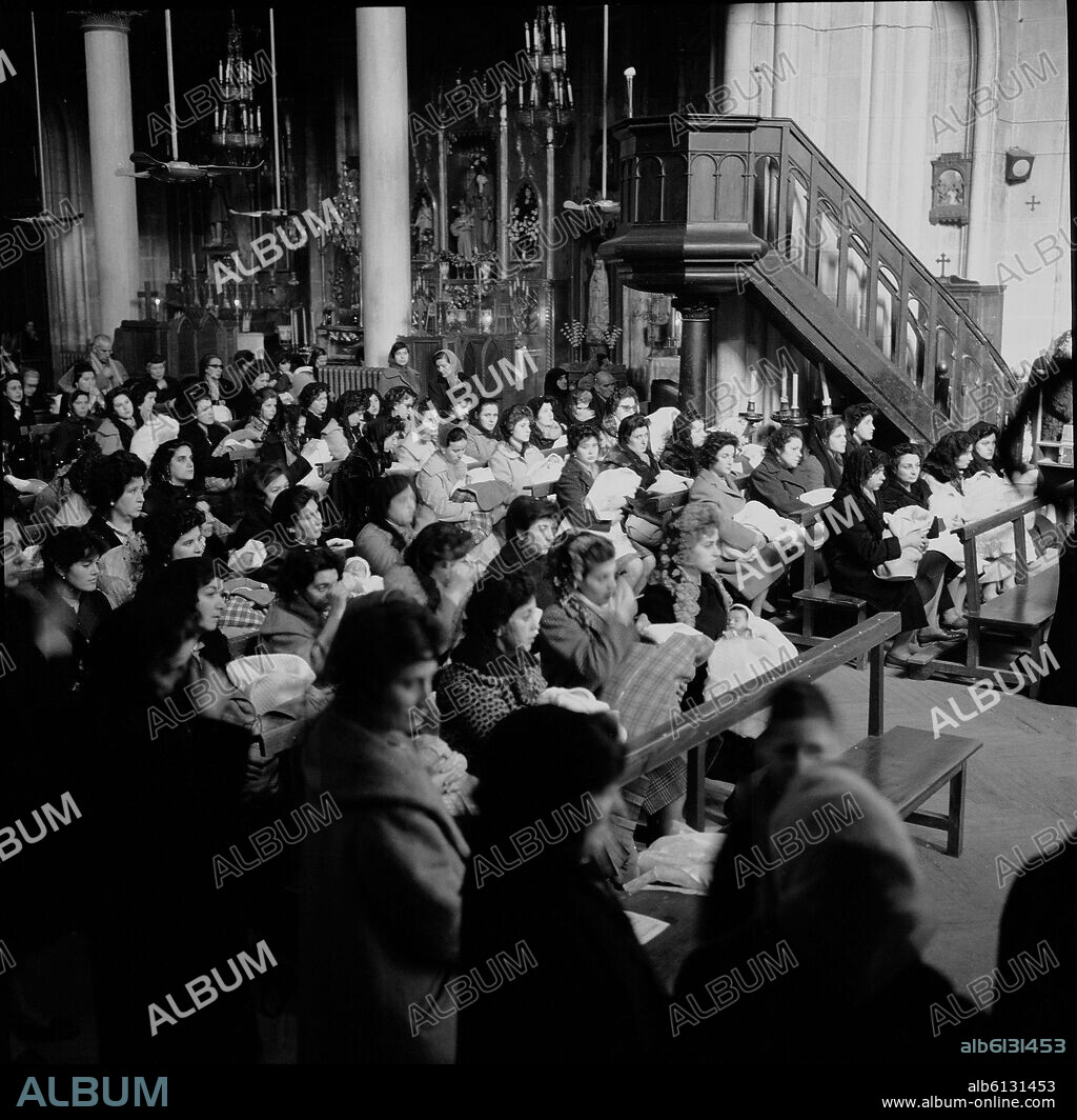 FOTOGRAFIA B/N- OFRENDA DE RECIEN NACIDOS A LA VIRGEN DE LA PALOMA - 1958.