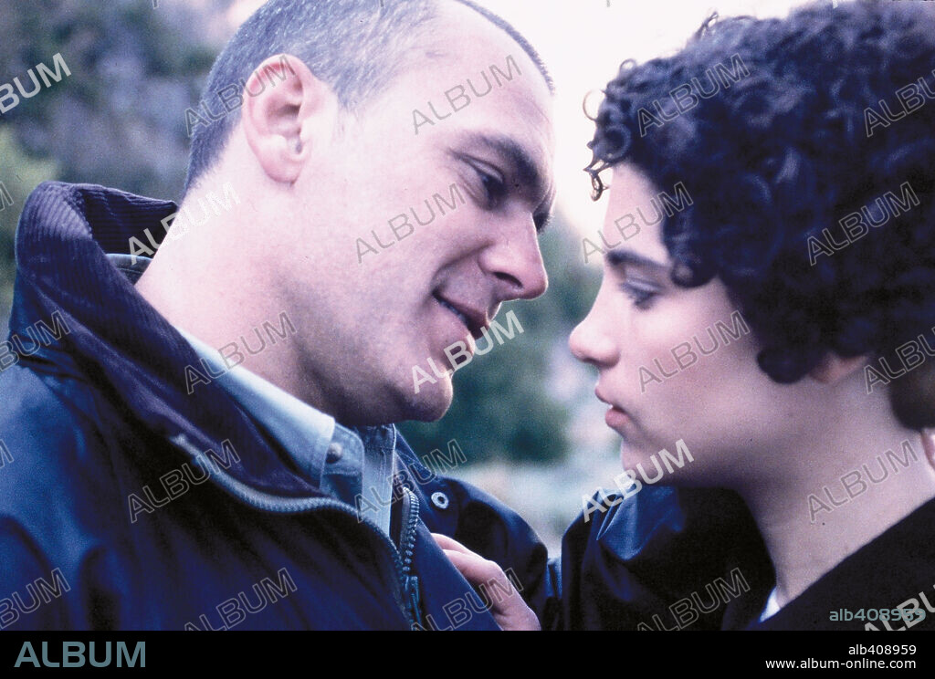 IRENE VISEDO y JOSE CORONADO en CASCABEL, 2000, dirigida por DANIEL CEBRIAN. Copyright SOGEPAQ.