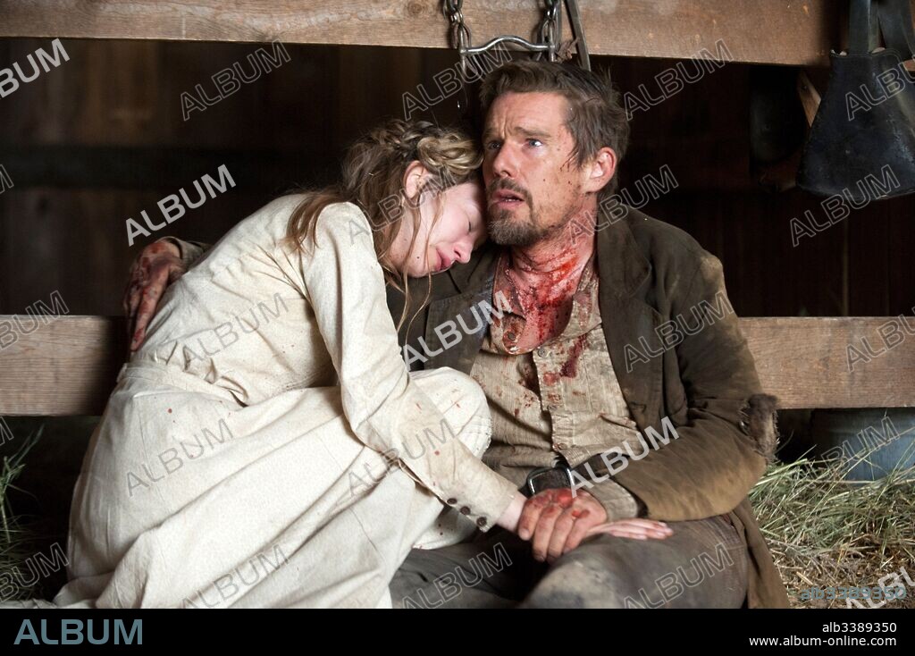 ETHAN HAWKE y TAISSA FARMIGA en EL VALLE DE LA VENGANZA, 2016 (IN A VALLEY OF VIOLENCE), dirigida por TI WEST. Copyright BLUMHOUSE PRODUCTIONS.