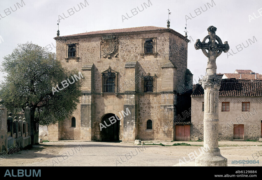 CRUCERO GOTICO DEL SIGLO XVI FRENTE AL ARCHIVO DEL ADELANTAMIENTO DE CASTILLA CONSTRUIDO EN LA SEGUNDA MITAD DEL SIGLO XVI POR MANDATO DE FELIPE II -.