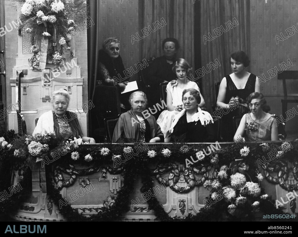 STOCKHOLM 19281122. Selma Lagerlof (left) at The Royal Dramatic Theatre in Stockholm. The theatre gives a gala performance of Lagerlof's "Dunungen" in connection with her 70th birthday. To the right of Selma her sister Gerda Ahlgren is seen. On the top line to the right is her friend Valborg Olander.. Selma Lagerlöf (t.v.), nobelpristagare i litteratur 1909, besöker Kungliga Dramatiska Teatern i Stockholm. Dramaten ger en festföreställning av Lagerlöfs "Dunungen" i samband med hennes 70-årsdag. Till höger om Selma ses hennes syster Gerda Ahlgren. På övre raden till höger sitter väninnan Valborg Olander.. Foto: Bertil Norberg / SCANPIX / Kod: 1060.