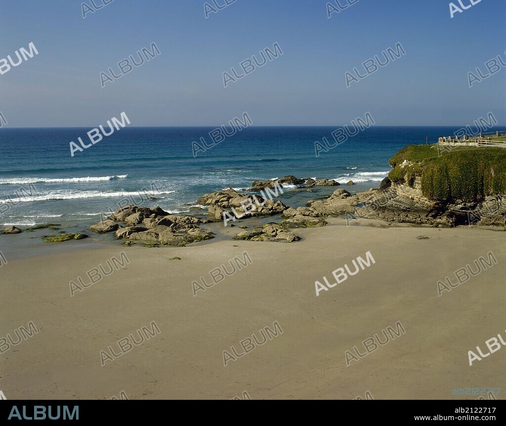 GALICIA. Vista de la PLAYA DE"OS CASTROS". Municipio de Ribadeo. Comarca de A Mariña Oriental. Provincia de Lugo. España.