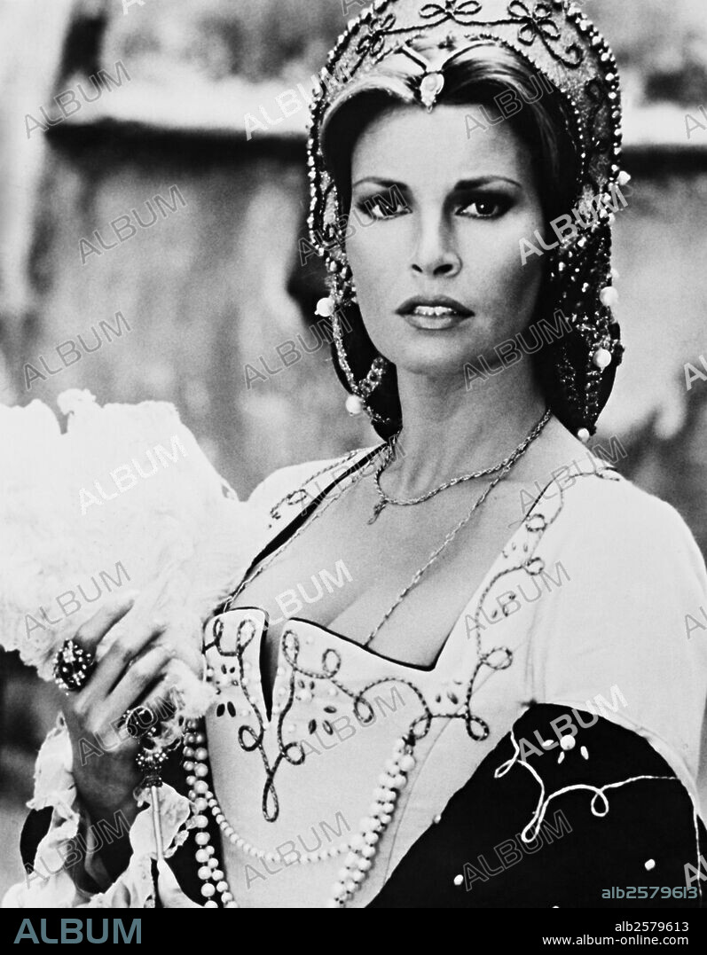 RAQUEL WELCH en EL PRINCIPE Y EL MENDIGO, 1977 (CROSSED SWORDS), dirigida por RICHARD FLEISCHER. Copyright INTERNATIONAL FILM PRODUCTION.