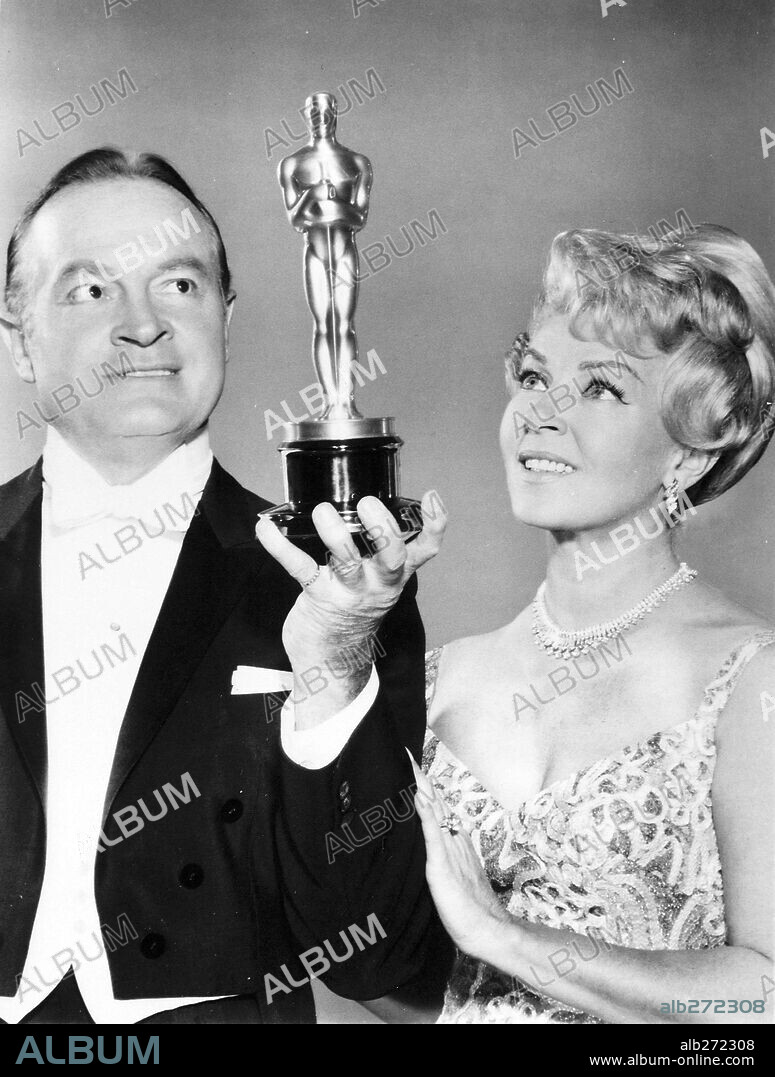 BOB HOPE y LANA TURNER. 32ª Edición de los Premios Oscar (1960). Bob Hope premiado con el premio Jean Hersholt. Le acompaña la actriz Lana Turner. 1960