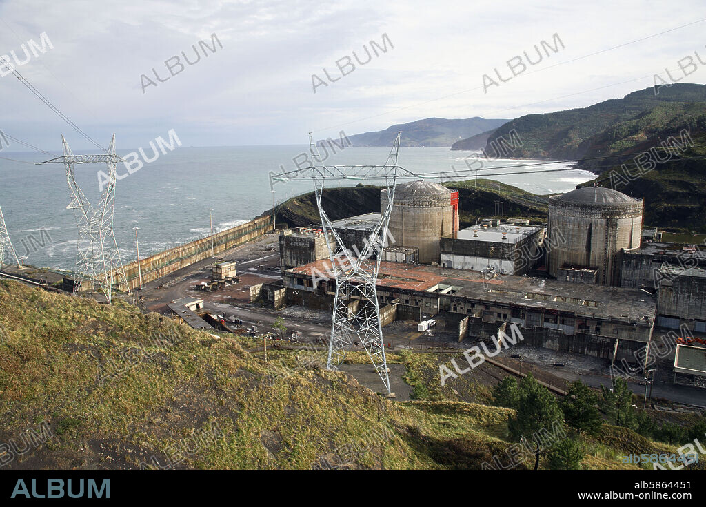 Lemoniz / Lemoiz; la abandonada / en desuso central nuclear.