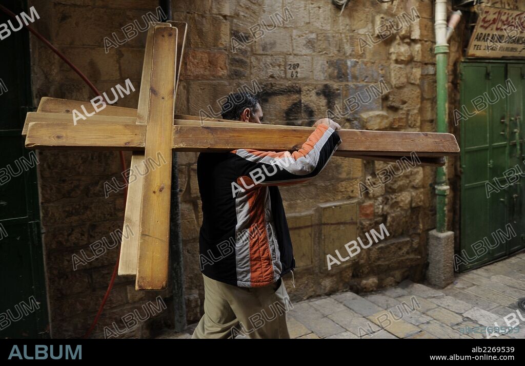 PEREGRINACION. ISRAEL. JERUSALEN. VIDA DOLOROSA. Calle de la ciudad vieja, donde tradicionalmente Cristo fue cargado la cruz, camino de su crucifixión. Peregrino con cruces de madera a cuestas.