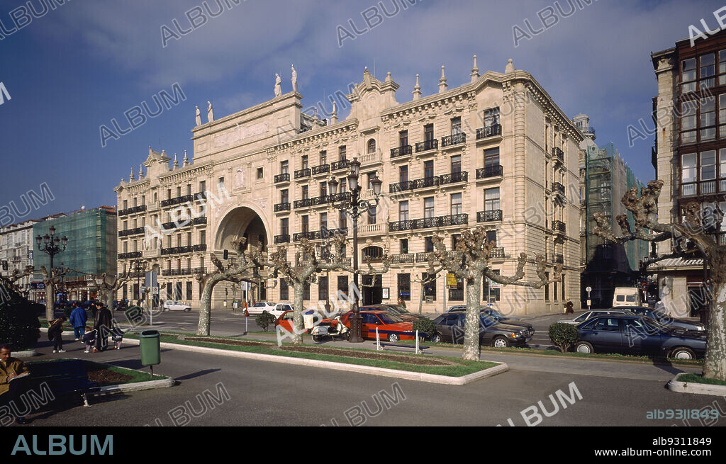 BANCO SANTANDER -FACHADA DEL PASEO PEREDA - VISTA DEL CONJUNTO.