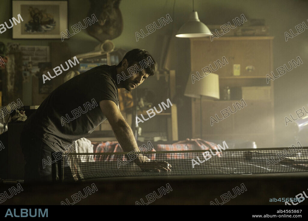 JAVIER REY in EL SILENCIO DE LA CIUDAD BLANCA, 2019, unter der Regie von DANIEL CALPARSORO. Copyright Atresmedia Cine / Rodar y Rodar.