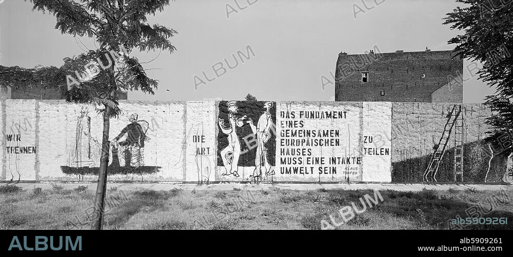Berlin-Mitte, Berliner Mauer. (erbaut seit dem 13. August 1961; Abriß nach dem 9. November 1989). Mauerstreifen am Schiffbauerdamm gegenüber dem Reichstagsgebäude mit Ben Wargins "Parlament der Bäume" (Teilansicht). Foto, 1994.
