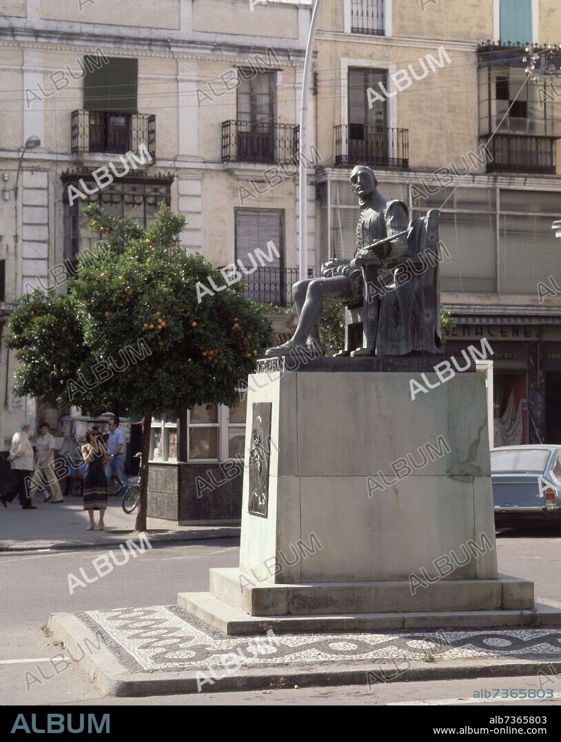 GABINO AMAYA GUERRERO (1896-1979) ESCULTOR. ESCULTURA SEDENTE DEL PINTOR LUIS DE MORALES UBICADO EN LA PLAZA DE SAN JUAN DESDE ABRIL DE 1925.