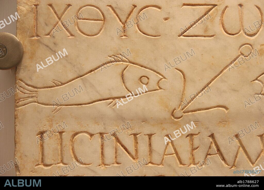 ARTE PALEOCRISTIANO. ITALIA. Primeros cristianos. Lápida sepulcral romana de LICINIA AMIAS. Una de las más antiguas inscripciones cristianas de Roma. Representación ediográfica de los peces frente a una ancla "pesca dei viviente". Neópolis Vaticana. Principios siglo III d. C. Museo de las Termas de Diocleciano. Roma.