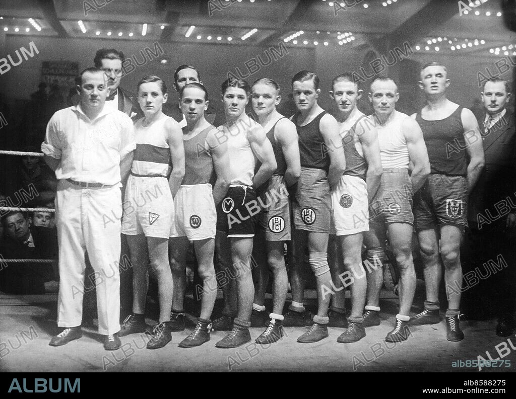 TYSKLAND BERLIN 1929-12-03. Orig. bildtext... BRANDENBURGISCHE AMATEUR-BOXMEISTERSCHAFTEN IM SPORTPALAST Vor siebentausend Zuschauern fand gestern abend im Berliner Sportpalast die Endkämpfe um die Brandenburgischen Amateur-Boxmeisterrschaften statt. U. B. z. die Meister von links n.r.: Fliegenwicht: Stegemann (Teutonia),- Bantamgewicht: Ziglarski (Westen),- Federgewicht. Fuchs (Maccabi),- Leichtgewicht: Bächler (Heros),- Weltergewicht: Volkmar (Heros),- Mittelgewicht: Seelig (Tennis Borussia),- Halbschwergewicht: Gaikowsky (Polizeisportverein),- Schwergewicht. Eggert (Spandau). Foto: Keystone View Co. / AB Text & Bilder / SVT / Kod: 5600 Mapp: Boxning Gruppbilder av boxare I 49A E Seelig, 1909-1984, tysk mästare i boxning 1933. Samma år tvingades han i landsflykt pga sin judiska börd. På rad Klubbmärken persons: HANS ZIGLARSKI;RICHARD STEGEMANN;ERICH SEELIG sites: TYSKLAND;BERLIN.