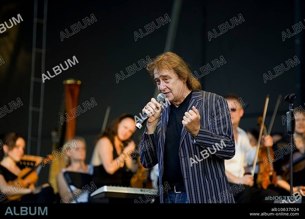 Ostrock concert in Dresden, Puhdys is a German rock band founded in 1969. It is one of the most famous rock bands of the GDR. The current line-up consists of Dieter Maschine Birr, Peter Eingehängt Meyer, Dieter Quaster Hertrampf, Peter Bimbo Rasym and Klaus Scharfschwerdt.