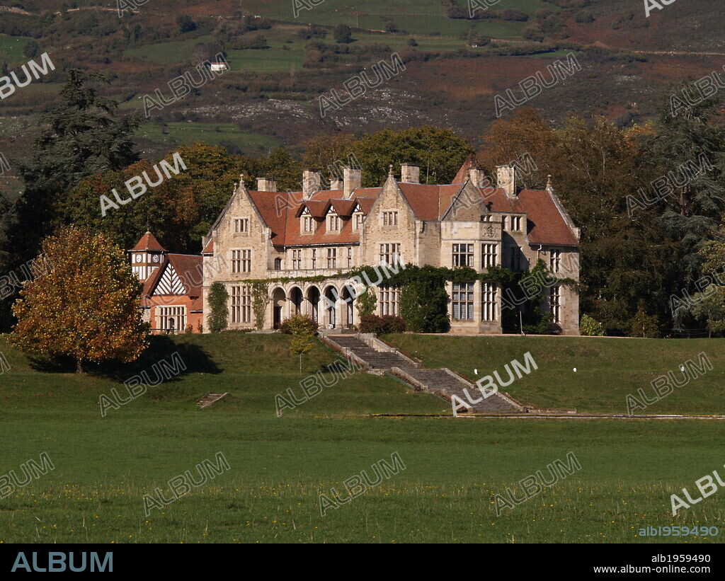 CANTABRIA. LAS FRAGUAS. Vista del PALACIO DE LOS HORNILLOS, edificado entre 1899-1904 en estilo inglés. Residencia vacacional del rey Alfonso XIII, y donde se rodó la películas "Los Otros". España.
