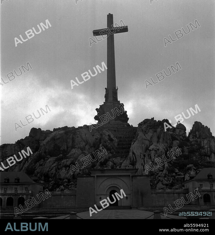 Valle de los Caídos (near San Lorenzo de El Escorial, Prov. Madrid, Spain), Monumento Nacional de Santa Cruz del Valle de los Caídos. (War memorial for the victims of the Spanish civil war on the side of the National Socialists 1940-58). - Entrance to the cave church and monumental cross. Photo, 1959.