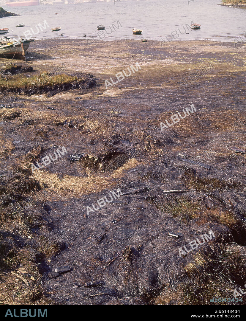 EFECTOS DEL PETROLERO URQUIOLA EXPLOSIONADO EN JUNIO1976: MAREA NEGRA - FOTO AÑOS 70.