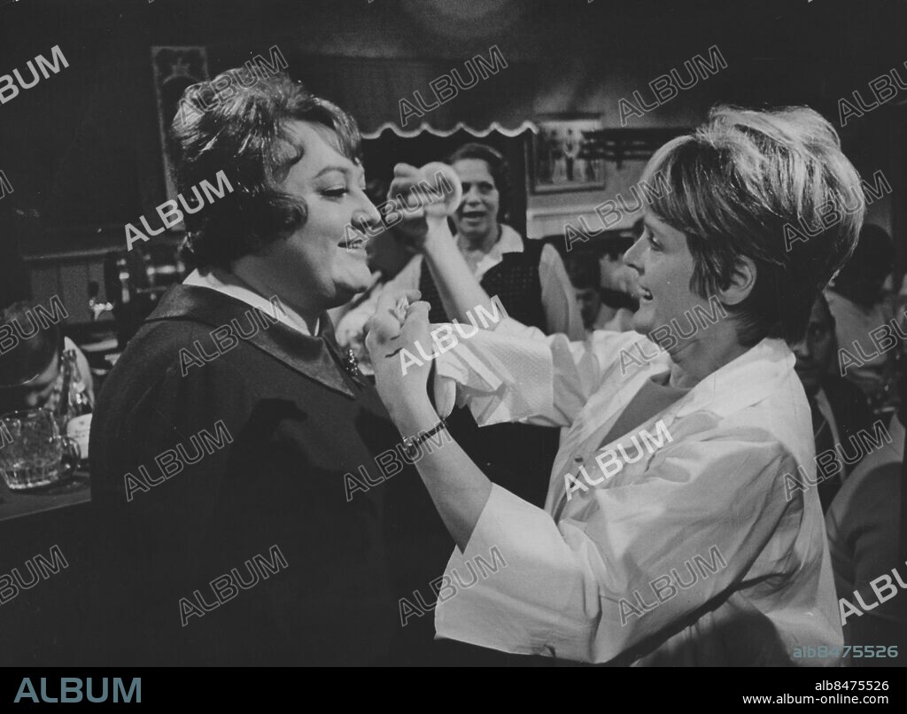 Göteborg 1969 -10-08 -. Sonya Hedenbratt sminkas av Lisen Holmkvist innan inspelning för Svt av "Låt hjärtat va' me'" - *** Local Caption *** SvT - Rolf Grafström. KAMERAREPORTAGE.