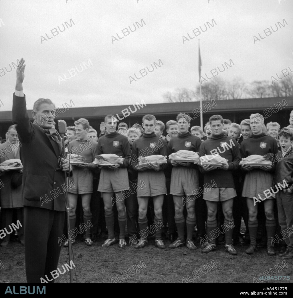 GÖTEBORG 1959-11-15.. Gåsafotboll med Öis som segrare - Gamla Ullevi och Lasse Dahlquist som utdelare av gässen. *** Local Caption *** Låda Krep 2012-07 Foto: Kamerareportage / TT / Kod: 2524.