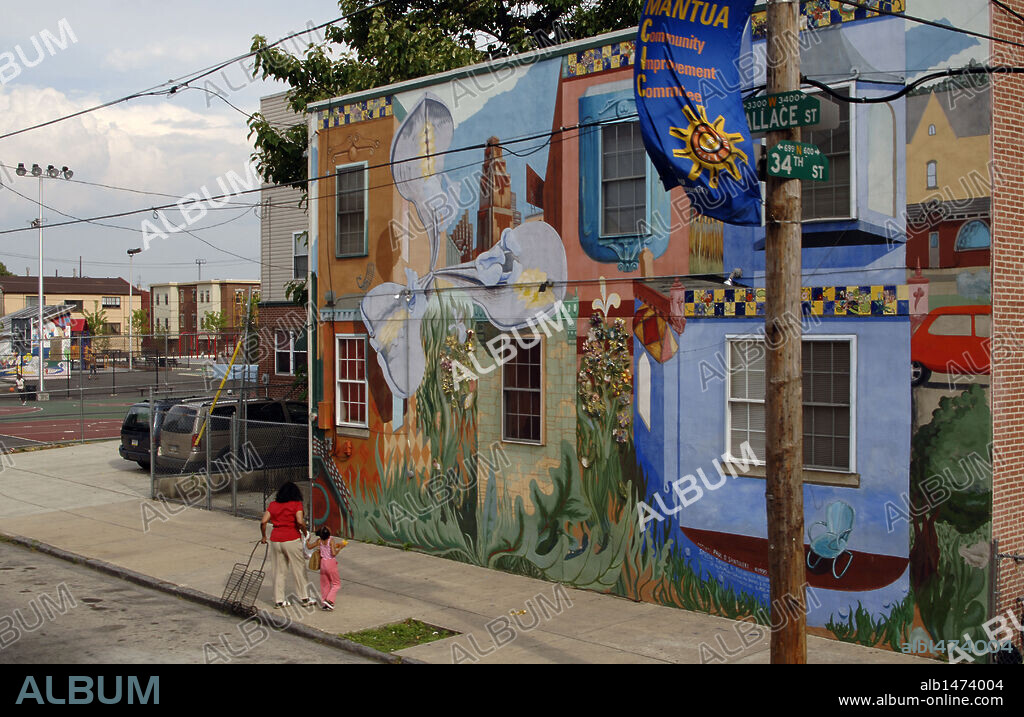 Madre con su hijo en una calle del Barrio Powelton Village. FILADELFIA (PHILADELPHIA). Estado de Pensilvania. Estados Unidos.