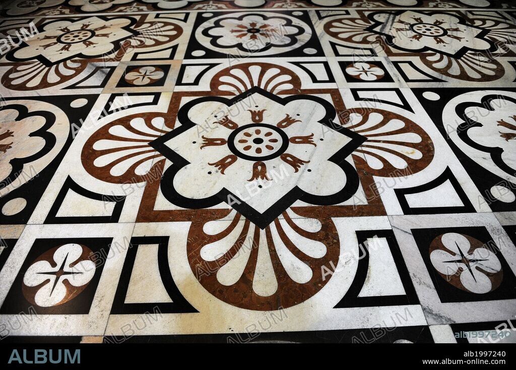 ARTE. S. XVI. ITALIA. CATEDRAL DE MILAN. Detalle de los mosaicos en mármol policromado procedentes de Candoglia, que decoran el pavimento del interior del templo. El diseño se remonta al siglo 16, y es una obra de Pellegrino Tibaldi. Las obras de pavimentación, sin embargo, se completaron en el siglo xx. Región de la Lombardia. Europa.