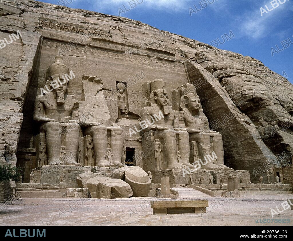 COLOSOS DE LA FACHADA DEL TEMPLO DE RAMSES II CON LA NEMES Y LA DOBLE CORONA CONSTRUCCION REALIZADA EN 1284-1264 A.C DEDICADO A RA, PT - FOTO AÑOS 80.