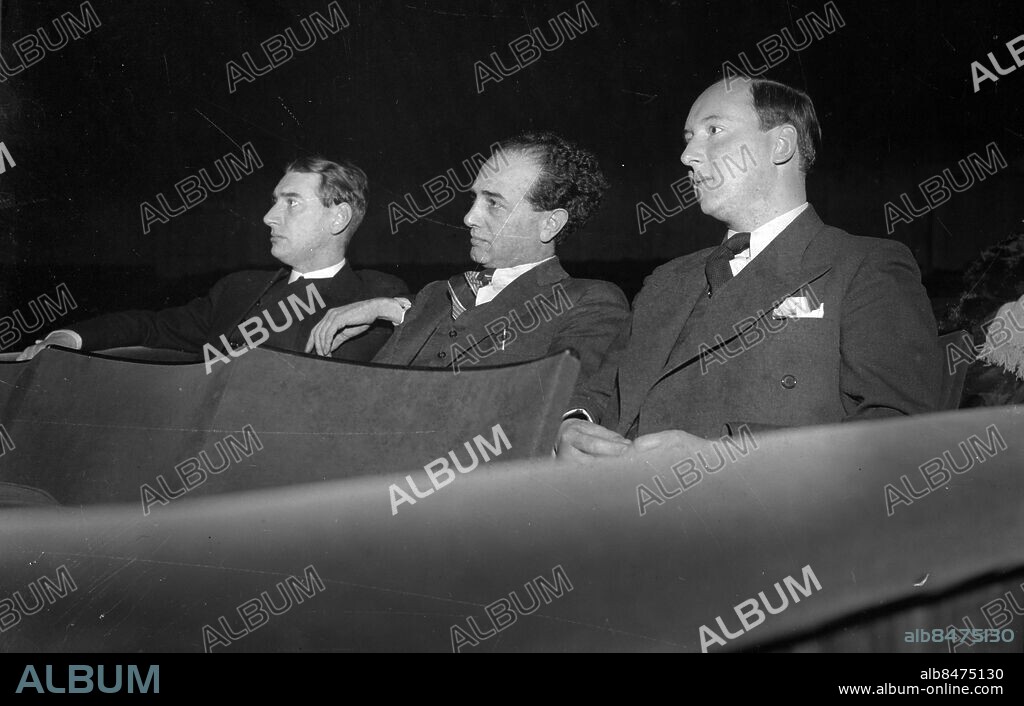 GÖTEBORG 1937-02-18.. Konserthuset - repetitioner pågår. Lyssnar gör tonsättarna: fr v Sten Broman, Moses Pergament och Lars-Erik Larsson. *** Local Caption *** GT Låda 1937-feb-01 Foto: Kamerareportage / TT / Kod: 2524.