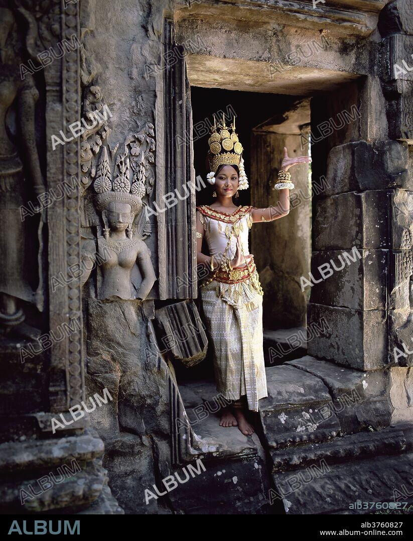 Traditional Cambodian apsara dancer, temples of Angkor Wat, UNESCO World Heritage Site, Siem Reap Province, Cambodia, Indochina, Southeast Asia, Asia.
