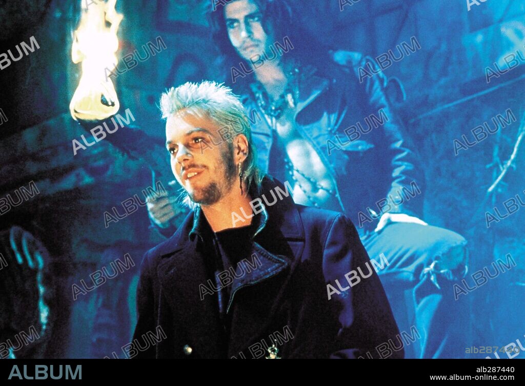 KIEFER SUTHERLAND en JÓVENES OCULTOS, 1987 (THE LOST BOYS), dirigida por JOEL SCHUMACHER. Copyright WARNER BROTHERS.