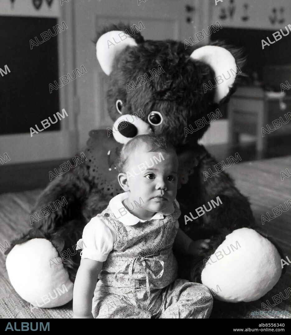 ARKIV 19780714. Prinsessan Victoria framför en stor teddybjörn som hon fått i födelsedagspresent vid firandet av hennes 1-årsdag 14:e juli 1978 på Solliden på Öland. 1980 ändrade regeringen successionsordningen så att Victoria blir Sveriges tronarvinge.. Handoutfoto: Kung Carl XVI Gustaf / SCANPIX / Kod: 10500. ----------------------------------------------------------------. FILE 19780714. Swedish Princess Victoria sits in front of a huge teddy bear that she got in birthday present during the celebration of her 1 year birthday at the royal family's summer residence Solliden on the Swedish province island Oland in the Baltic Sea on July 14, 1978. In 1980 the government amended the Act of Succession so that Victoria is Sweden's heir.. Handout photo: King Carl XVI Gustaf / SCANPIX / Kod: 10500. *** Local Caption *** 00152593.