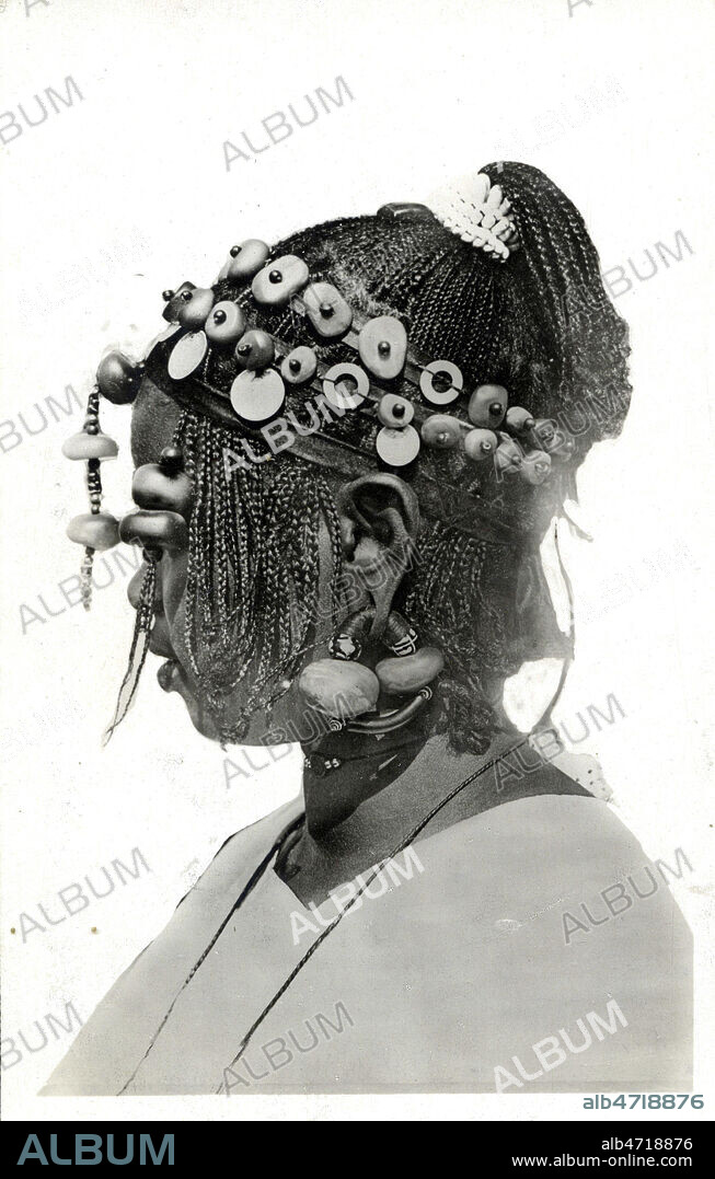 Coiffe de femmes Toucouleurs de Haute Volta. Carte postale vers 1930. Credit : KHARBINE-TAPABOR.