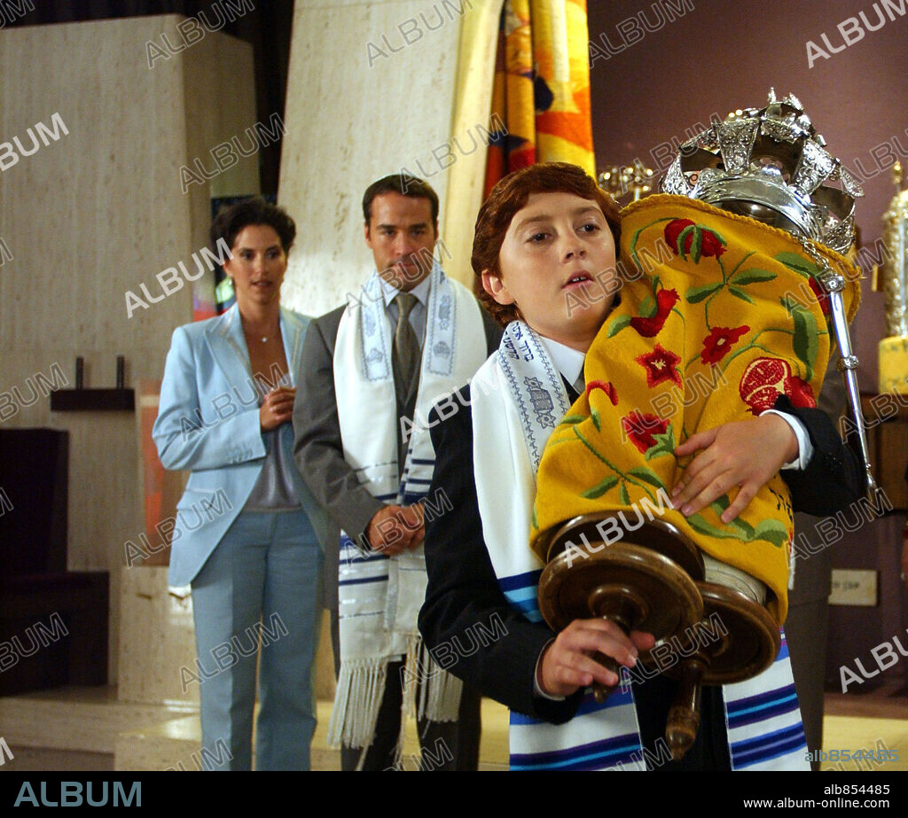 DARYL SABARA, JAMI GERTZ and JEREMY PIVEN in KEEPING UP WITH THE STEINS, 2006, directed by SCOTT MARSHALL. Copyright MIRAMAX FILMS / MCCANDLESS, ERIC.