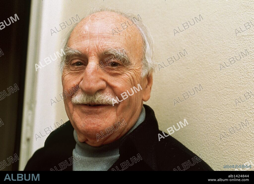 AYALA GARCIA-DUARTE, Francisco (1906-2009). Escritor español, exiliado, tras la caída de la República, en Buenos Aires y Puerto Rico. En 1976 se instala definitivamente en Madrid. Ha sido galardonado con el Premio Nacional de las Letras Españolas (1988), el Premio Cervantes (1991) y el Príncipe de Asturias de las Letras (1998). Fotografía de 1988.