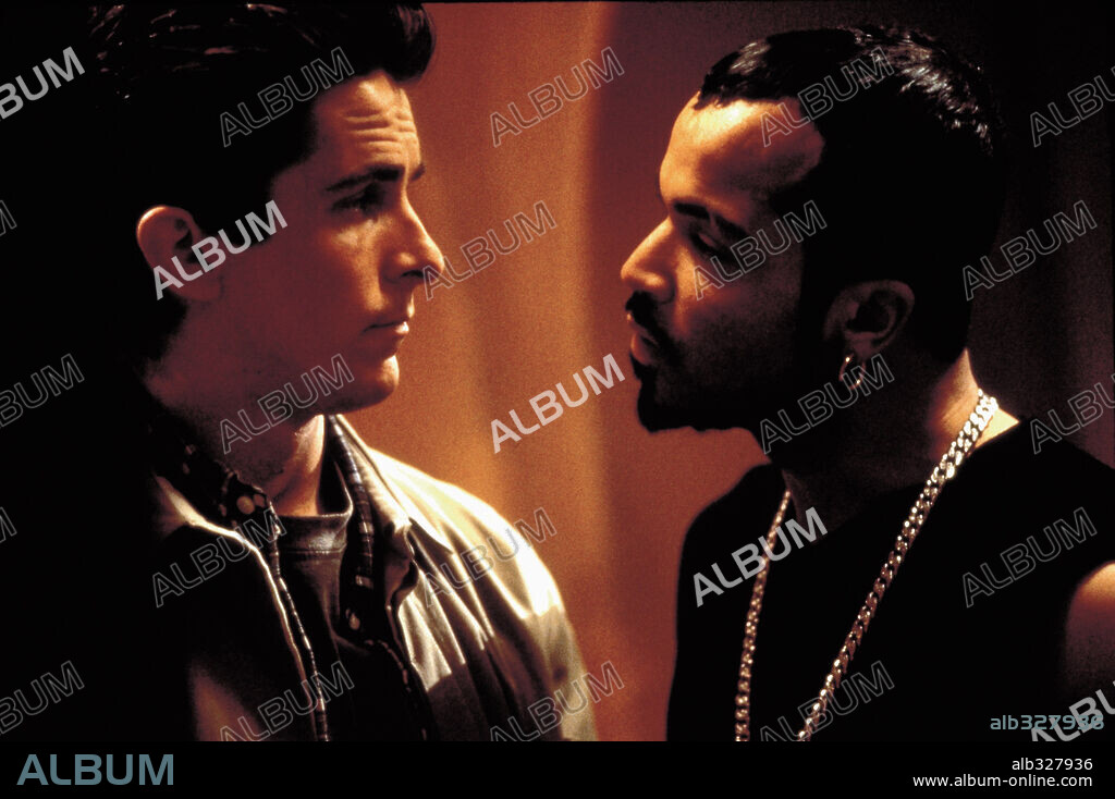 CHRISTIAN BALE y JEFFREY WRIGHT en SHAFT: THE RETURN, 2000 (SHAFT), dirigida por JOHN SINGLETON. Copyright LAKESHORE ENTERTAINMENT / REED, ELI.
