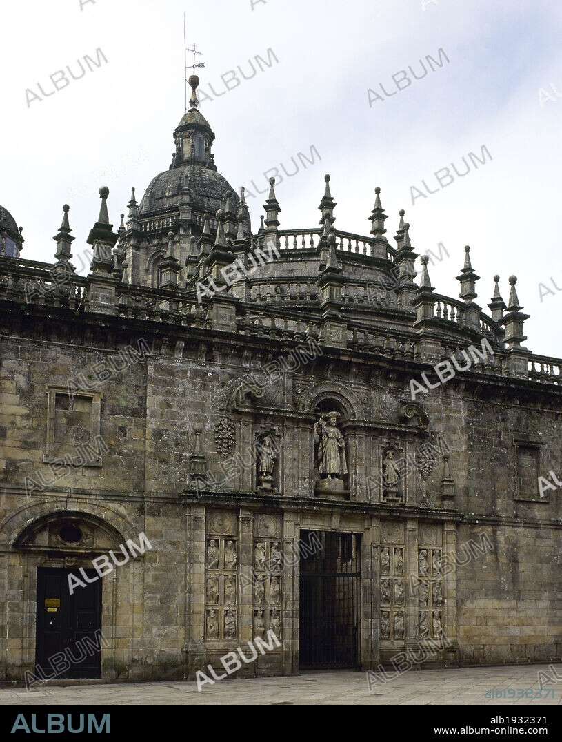 Catedral de Santiago de Compostela. Puerta Santa o Puerta del Perdón (1611). Fue construida con veinticuatro esculturas y otros elementos procedentes del coro medieval, atribuida al maestro Mateo, y un Santiago con sus discípulos. Provincia de A Coruña. Galicia. España.