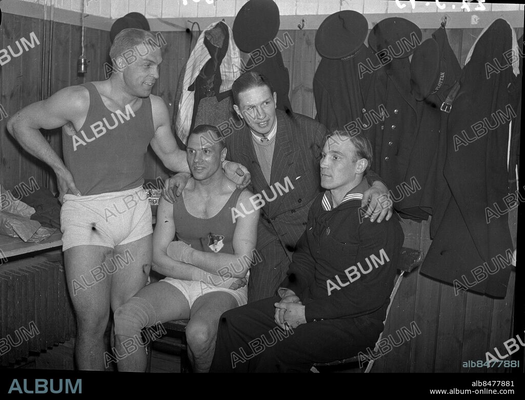 GÖTEBORG 1943-03-27.. Boxning RBK - HBK i Lorensbergs Cirkus. Fr v svenske tungviktsmästaren Tore "Månen" Johansson, Carl Erik Sjöblom, Kurt Ljunggren och Martin Nordberg. *** Local Caption *** GT Låda 1943-mars-april-maj-jun-jul-aug- Foto: Kamerareportage / TT / Kod: 2524.
